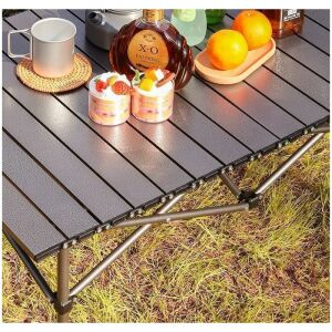 Közelkép az Összecsukható kempingasztal asztallapjáról étellel és itallal. - Kempingasztal