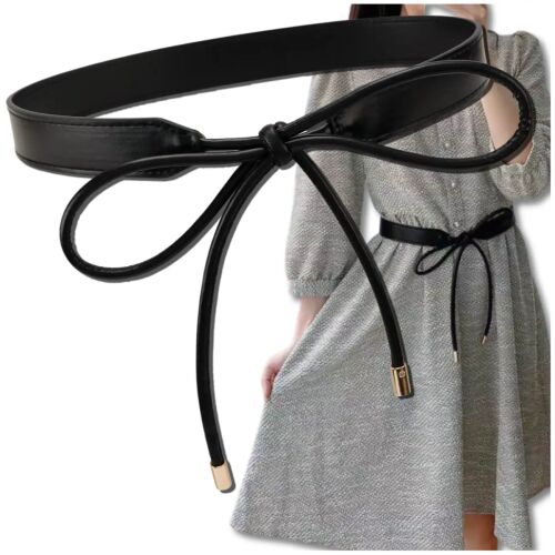 Női keskeny fekete bőröv elegáns nyakkendővel a derekán 143575574