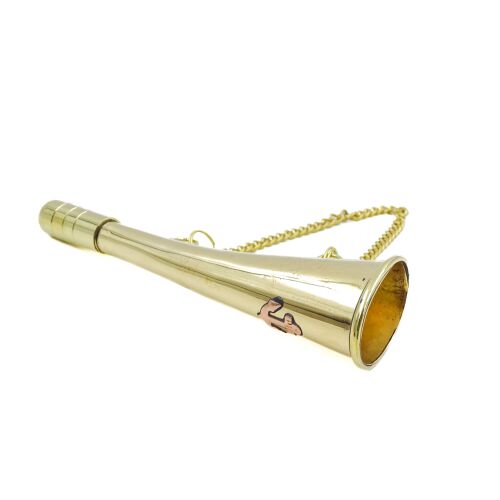 Szögletes nézet a MIW135 sárgaréz trombitáról lánccal 