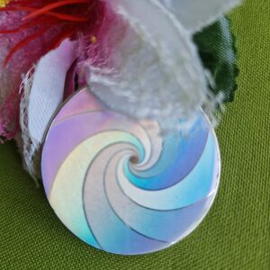 Kitűző, bross BRO232 - Szivárványban játszó 40mm-es