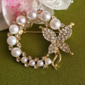 Kitűző, bross BRO259 - Gyöngy koszorús arany színű pillangó kb. 45mm