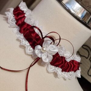 ESKÜVŐ HAK49 - 40mm-es BORVÖRÖS színű masnis virágos csipke Harisnyakötő, Legényfogó