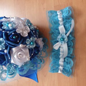 ESKÜVŐ MCS37 - Menyasszonyi csokor Türkiz szatén rózsából + harisnyakötő