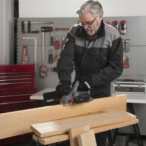 PowerPlus POWE80030 elektromos gyalu használata fán - Gyalu