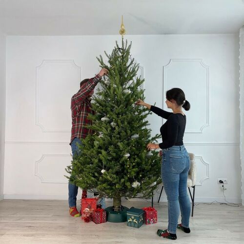 Emberek karácsonyfát díszítenek MagicHome START 2.5 talppal