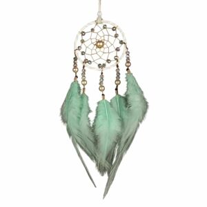 Mentazöld álomfogó tollakkal és gyöngyökkel fehér háttérrel - Álomfogó