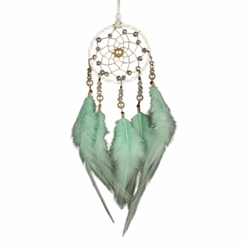 Mentazöld álomfogó tollakkal és gyöngyökkel fehér háttérrel