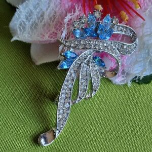 Kitűző, bross BRO272 - Kék kristályköves virág szalaggal 32x57mm