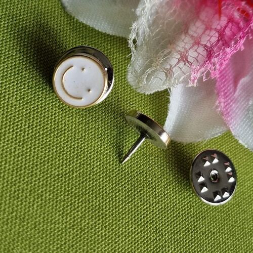 Kitűző, bross BRO284 - Tűzzománcos fehér smillie gomb 13x13mm 143632702