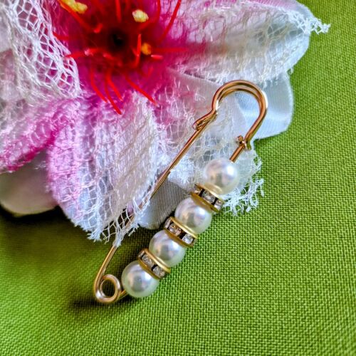 Kitűző, bross BRO345 - Strasszköves  fehér gyöngyös melltű 14x55 mm 143633105