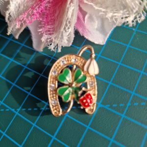 Kitűző, bross BRO407 - Strasszköves, zománcos patkó, lóhere, katica 35x20mm