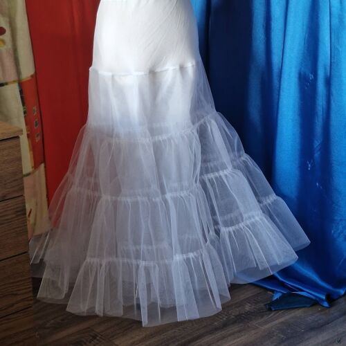 ESKÜVŐ ASZ84 – Hófehér rugalmas felső részű 2+1 rétegűhosszú fodros alsószoknya