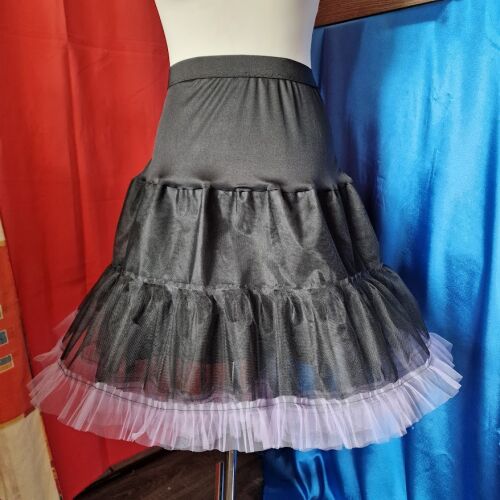 ESKÜVŐ ASZ86 – Fekte rugalmas felső részű 4+1 rétegű fodros alsószoknya lila fodrral gót stílusban