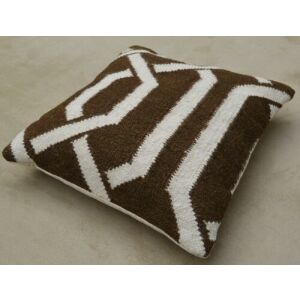 Vedere unghiulară a pernei decorative Bakero Camilla maro cu model geometric - Perne decorative