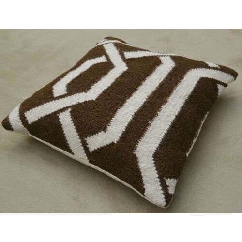 Szögletes nézet a Bakero Camilla barna geometrikus mintás díszpárnáról