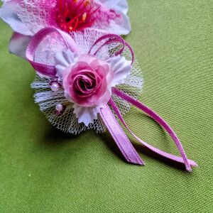 ESKÜVŐ BOK42 - Púderrózsaszín rózsás kitűző, bokréta