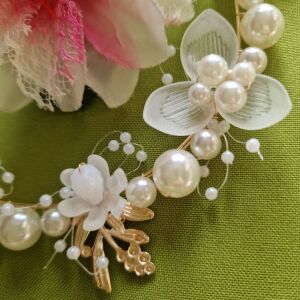 ESKÜVŐ HAD147A – Menyasszonyi gyöngyös strasszos arany színű virágos hajdísz 4x38cm 144402616 - Hajtű