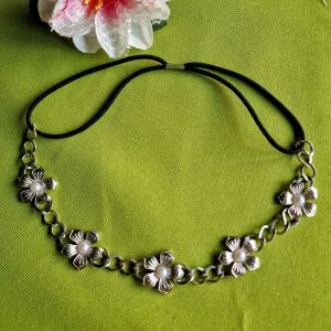 ESKÜVŐ HAD168 – Ezüst virágos gyöngyös gumis menyasszonyi gumis hajpánt