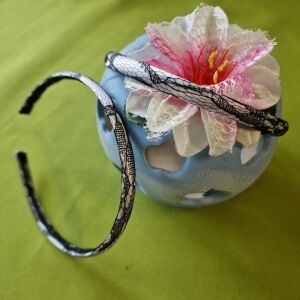 ESKÜVŐ HPT14 - Fehér szatén hajpánt fekete csipke bevonattal