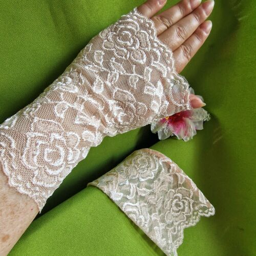 ESKÜVŐ KTY32 – Saját készítésű 18 cm-es ujjatlan barack színű csipke kesztyű 144700383