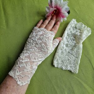 ESKÜVŐ KTY78 - 18cm-es egy ujjas ekrü csipke kesztyű