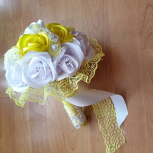 ESKÜVŐ MCS15 - Menyasszonyi csokor hófehér és sárga szatén rózsából 144983298 - Lovaskate