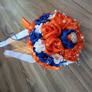 ESKÜVŐ MCS23 - Menyasszonyi csokor királykék és narancssárga szatén rózsából brossal 144989398 - Lovaskate