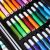 Közelkép a színes filctollakról a 145 darabos művészeti készletben