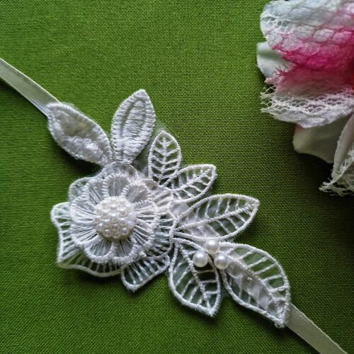 ESKÜVŐ CSD34 - Ekrü színű gyöngyös csuklódísz, virág applikáció 145046981