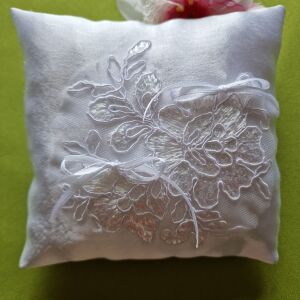 ESKÜVŐ GYP07B - Hófehér 15X15cm szatén gyűrűpárna flitteres csipkével 145087774 - Ajándékötlet esküvőre