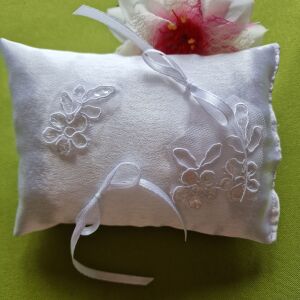 ESKÜVŐ GYP08B - Hófehér 15x11cm szatén gyűrűpárna flitteres csipkével