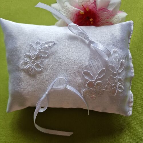 ESKÜVŐ GYP08B - Hófehér 15x11cm szatén gyűrűpárna flitteres csipkével 145087775