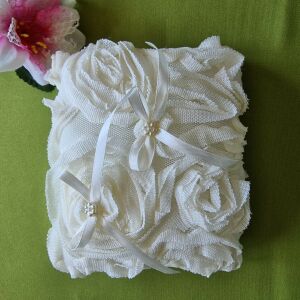 ESKÜVŐ GYP12 - Ekrü 15x13cm-es rózsa rózsás, masnis gyűrűpárna
