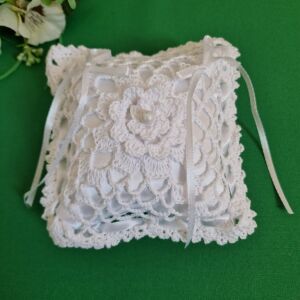 ESKÜVŐ GYP14 - Hófehér horgolt gyöngyös virágos, masnis gyűrűpárna