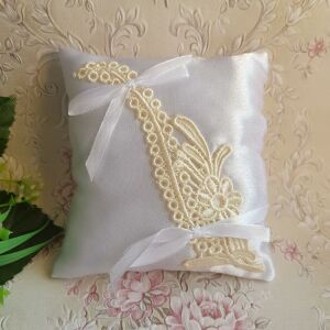 ESKÜVŐ GYP28 - Hófehér színű gyűrűpárna csipke rátéttel kb. 13x13cm