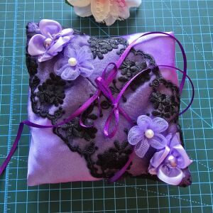 ESKÜVŐ GYP30 - Lila színű gyűrűpárna csipke rátéttel kb. 13x13cm gót stílusban