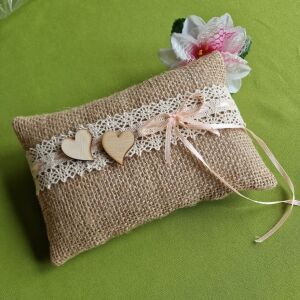 ESKÜVŐ GYP31 -  Fa szívvel díszített csipkés juta Gyűrűpárna