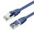 Közelkép a MicroConnect CAT6A S/FTP 0.25m kék Ethernet kábelről RJ45 csatlakozókkal