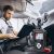 Qoltec ProLine OBD2 diagnosztikai teszter használat közben, autószerelő autódiagnosztikai eszközt használ