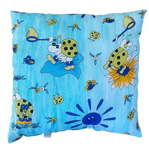 Kék katicás kispárna 40x40 cm, katicás mintás kispárna izolált 