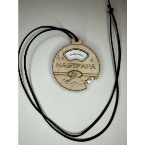 „Nagypapa No.1” – gravírozott fa medál szalagos díszcsomagolásban 145707796 - Művészet & Hobbi