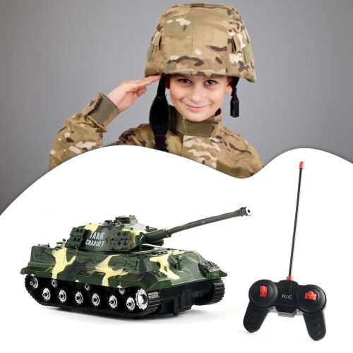 RC tank játék katonai ruhába öltözött gyermekkel a háttérben - Távirányítós jármű
