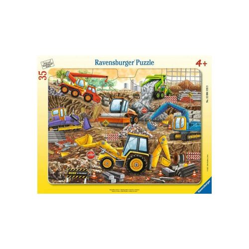 Ravensburger 35 darabos keretes puzzle építkezési jelenettel, különböző építőipari járművekkel, például kotrógépekkel és billenőkocsikkal, 4 éves kortól ajánlott - Ravensburger
