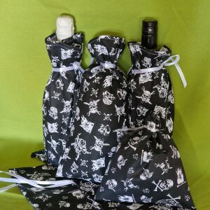 DC69 -  Fekete alapon kalóz mintás  pezsgőtartó textil ajándéktasak, zsák 17x32cm