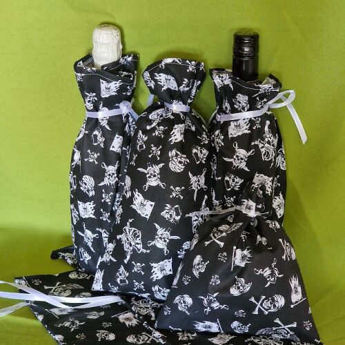 DC69 -  Fekete alapon kalóz mintás  pezsgőtartó textil ajándéktasak, zsák 17x32cm 146082091