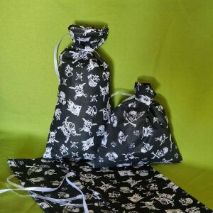 DCS71 - Fekete alapon Kalóz mintás textil ajándéktasak, zsák kb. 19x20cm
