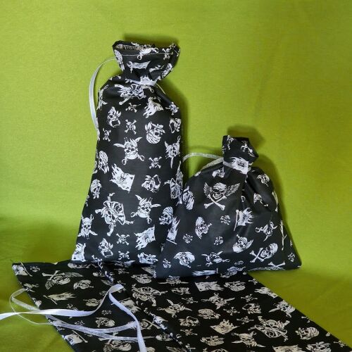 DCS71 - Fekete alapon Kalóz mintás textil ajándéktasak, zsák kb. 19x20cm 146082105