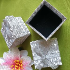 ESKÜVŐ DCS31 - Négyzet formájú gyűrűtartó doboz - ezüst színű masnis