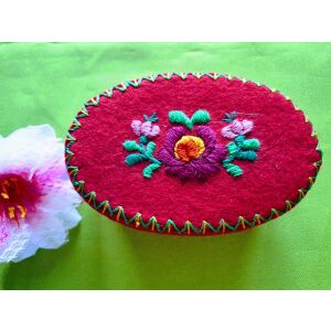 Kalocsai mintával hímzett piros nemezzel borított ékszerdoboz