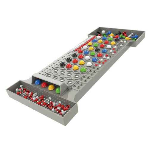 Codebreaker logikai játék, a tábla ferde nézete színes bábukkal